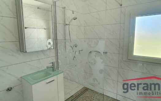 Schönes Mehrfamilienhaus von 3 Wohnungen mit Gemeinschaftspool