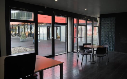 Local lumineux au rez-de-chaussée avec vitrine