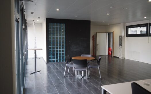 Local lumineux au rez-de-chaussée avec vitrine