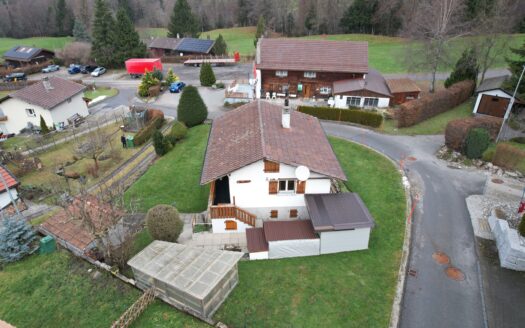 Charmant chalet de deux appartements A proximité de la Berra