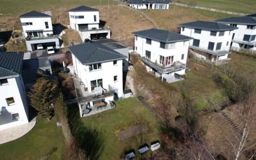Villa spacieuse avec appartement indépendant et jardin