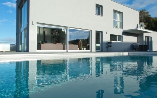 Villa moderne baignée de lumière avec piscine et vue sur la campagne