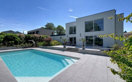 Magnifique villa de 4.5 pces avec piscine Vue sur le lac
