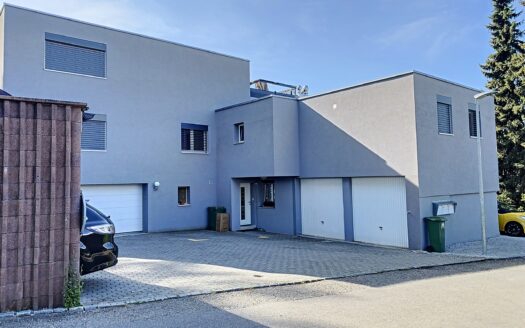 Villa familiale de de 3 appartements avec piscine commune